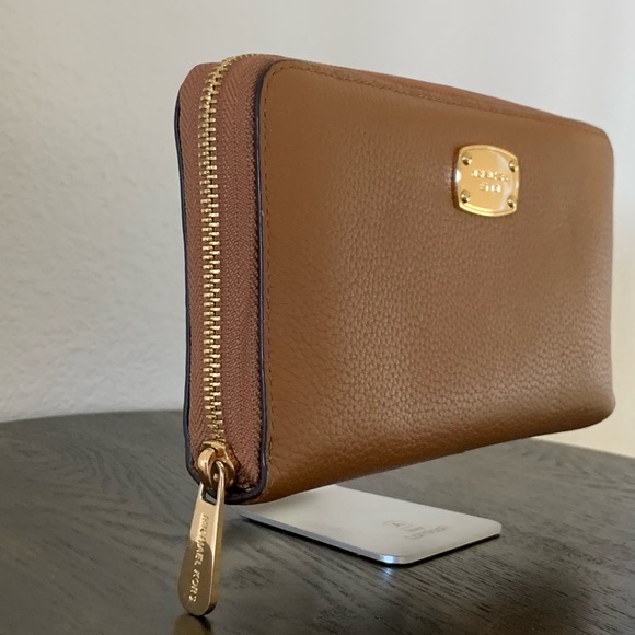 Donated - Michael Kors wallet - Picture 3 of 7